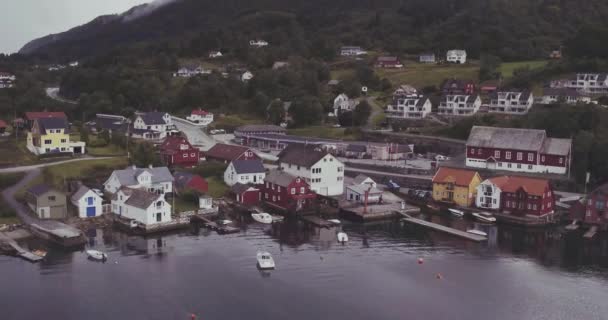 Řízení auta v obci s jachty vrhá na pobřeží fjordu — Stock video