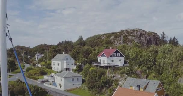 Камера піднімається щогла яхти над будинками до величезного ландшафту — стокове відео
