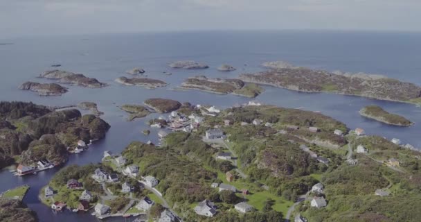 Zeegezicht huizen op fjord kusten tegen zee op zonnige dag — Stockvideo