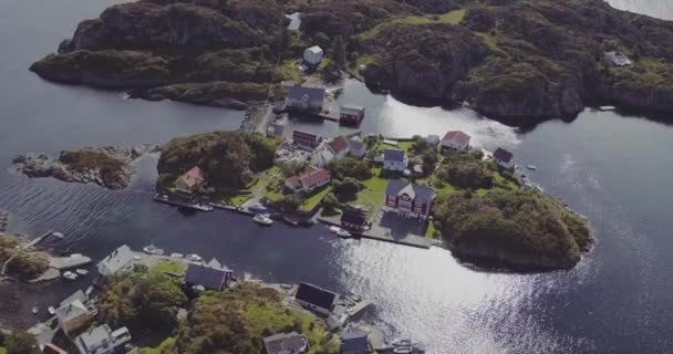 Drone vola sopra le case sull'isola prato verde alla luce del sole — Video Stock