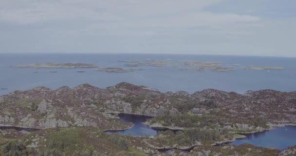 Fantastisch landschap met woestijn eilanden gewassen door uitgestrekte zee — Stockvideo