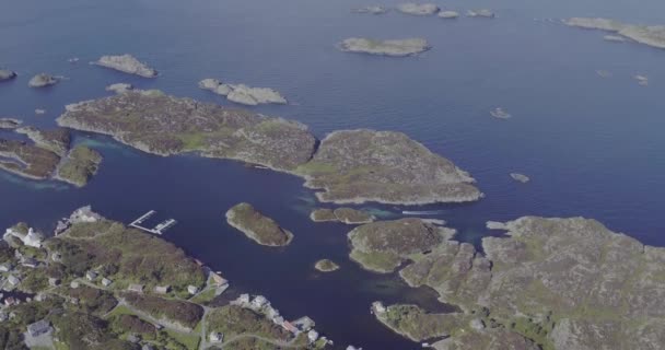 Häuser aus der Luft an der Fjordküste an sonnigen Tagen — Stockvideo