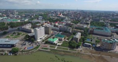 üst görünümü city konut bölgeleri yaz aylarında nehir kıyısında