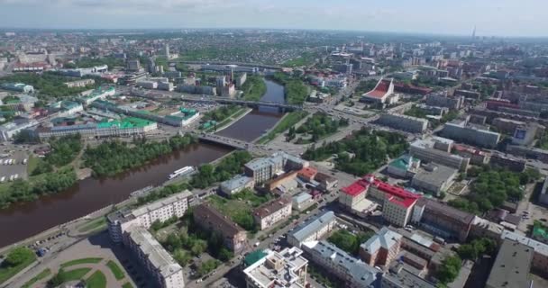vue aérienne panorama illimité grande ville située sur les rives de la rivière sous le ciel bleu le jour ensoleillé de l'été 