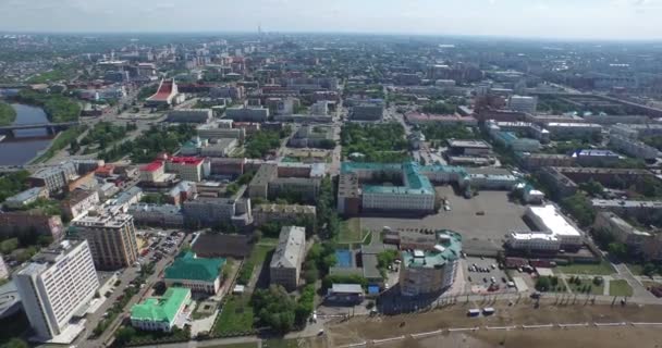 Luchtfoto van de stad met woning districten op oever in de zomer — Stockvideo