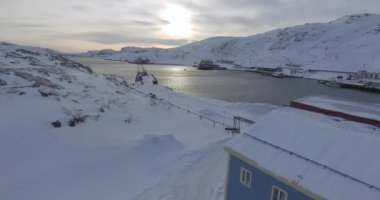 kar manzara mavi ev deniz defne tarafından güneş ışığı yaktı