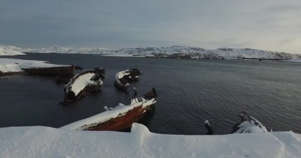 Flycam se déplace sur les bateaux de pêche noyés et onduler l'eau — Video