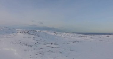 kar dondurulmamış denizde gri gökyüzü altında defne ile alçak tepeler