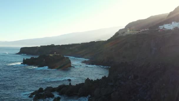 Inspirierende Wellen aus der Luft spülen Inselküsten-Felsen — Stockvideo