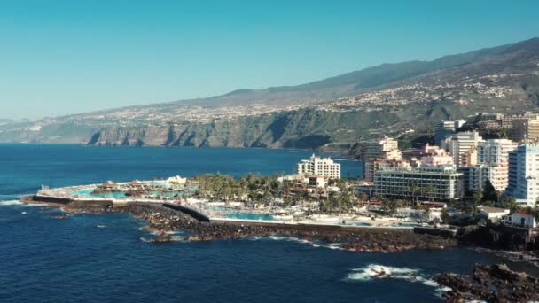 Pássaro olho vista resort na costa do oceano azul contra montanhas — Vídeo de Stock