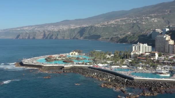 Vue aérienne station avec piscines et hôtels sur la côte rocheuse — Video