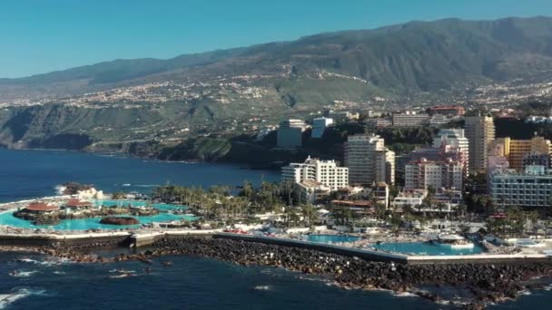 Hava panorama paradise resort dağlar ve gökyüzü karşı — Stok video