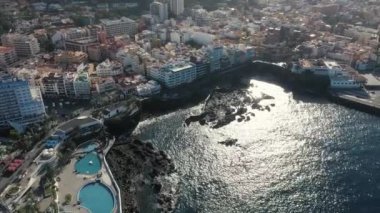 okyanus su Adası yakınlarında kuş göz uçuş güneş ışığı bakıyor