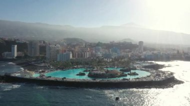 havadan görünümü hotel havuz ve plaj dalgalar tarafından yıkanmış