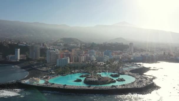Letecký pohled na hotelový bazén na poloostrově na sluneční paprsky — Stock video