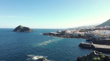 masmavi suları ile yıkanır okyanus kıyısında kuş göz uçuş şehir