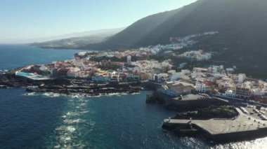 tepenin arkasından güneş ışınları tarafından üst görünüm resort şehir yaktı