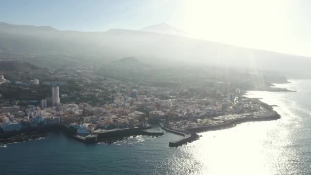Αεροφωτογραφία πόλης σπίτια στο νησί φωτίζεται από το φως του ήλιου — Αρχείο Βίντεο