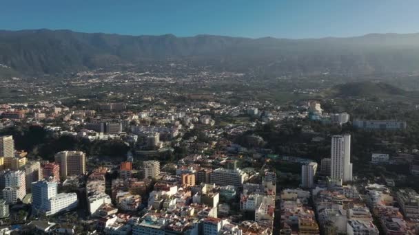 Pássaro olho voo cidade edifícios encontram-se na ilha à luz do dia — Vídeo de Stock