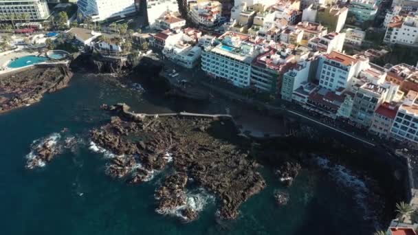 Horní pohled skály hnědý pobřeží omývané vlnami oceánu — Stock video