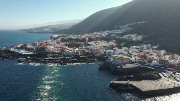 Vista superior ciudad turística iluminada por los rayos del sol desde detrás de la colina — Vídeo de stock