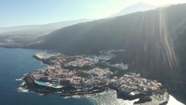 Horní panorama ostrovní město se nachází mezi kopci a oceán — Stock video