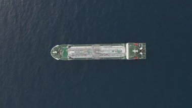 düz üstten görünüm petrol tankeri yeşil güverte ile okyanusta yelken