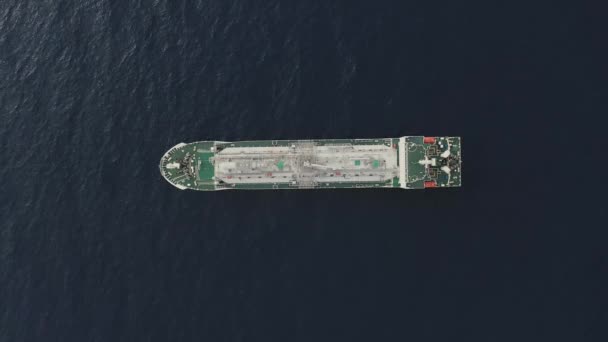 Vista verticale potente nave cisterna naviga sul tranquillo oceano — Video Stock