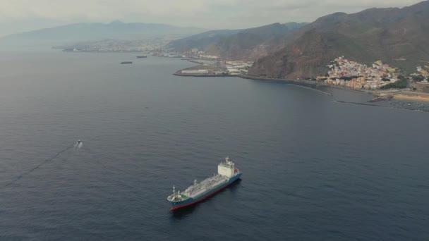 Tanker mit Obersicht im ruhigen Hafen am Urlaubsort und in den Bergen — Stockvideo