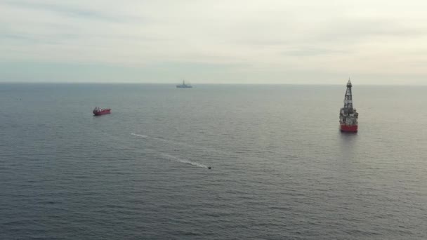 Panoramatický pohled různé nákladní lodě plují na vodě oceánu — Stock video