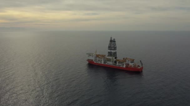 Drillship άνω θέα στον ήρεμο ωκεανό νερού κάτω από τον απέραντο ουρανό — Αρχείο Βίντεο