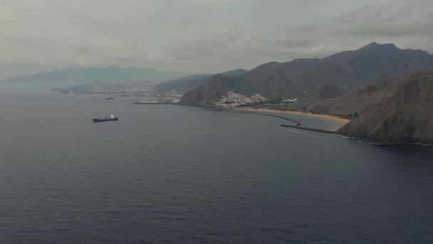 Opmerkelijke Luchtfoto Beweging Boven Prachtige Oceaanwater Resort Stad Vulkanische Bergen — Stockvideo