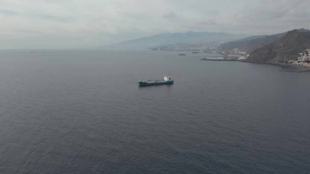 Vista panorâmica embarcação tanque navega no oceano por montanhas — Vídeo de Stock