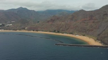 panoramik sessiz liman Resort volkanik dağlar üzerinde