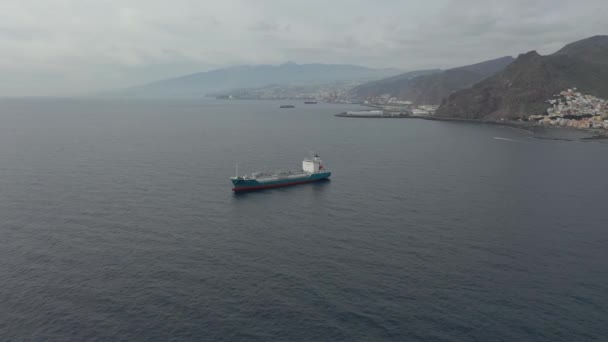 Vista aérea petroleiro moderno navega no oceano pela cidade resort — Vídeo de Stock