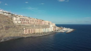 kuş gözü uçuş şehir binaları dağlık ada teraslar üzerinde