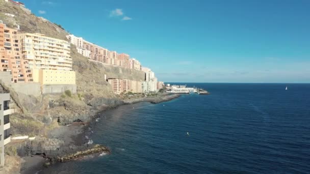 Vista aerea abitazione edifici sulla collina ripida pendenza dall'oceano — Video Stock