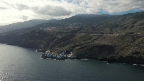 Vista superior montanhas e cidade turística perto do oceano tranquilo — Vídeo de Stock