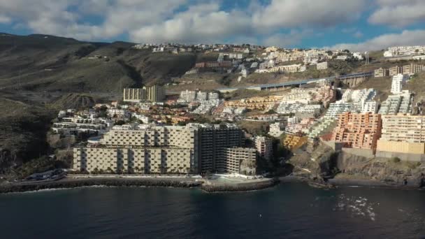 Panorama station balnéaire avec des hôtels sur la côte océanique sous le ciel — Video