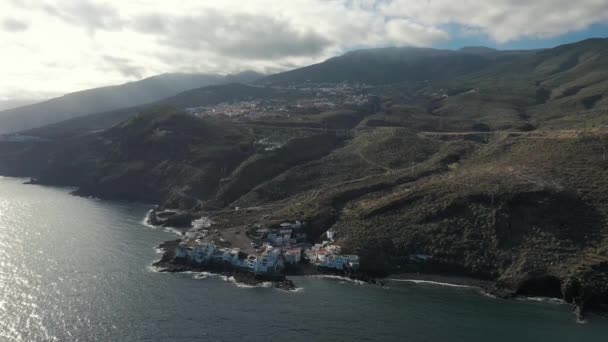 Letecký pohled na město oblíbeným letoviskem na pobřeží oceánu v horách — Stock video