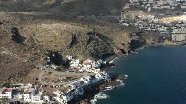 vue supérieure station balnéaire sur la côte de l'océan azur aux montagnes 