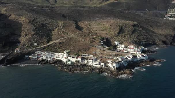 vue aérienne station balnéaire avec des bâtiments blancs à l'océan calme 