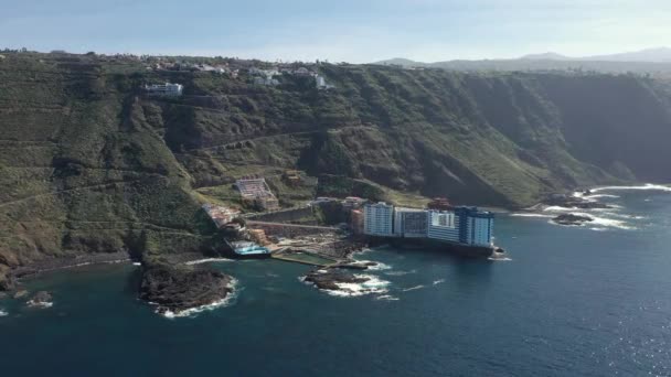 Vue aérienne complexe hôtelier à pied de pente raide île — Video