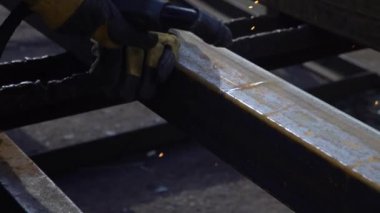 çalışan kaynak makinesi kapatmak ile metal ışını keser