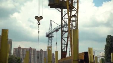 zincirler ile Kule Vinç kanca inşaat yerinde asılı