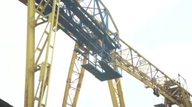 İnşaat yerinde kabin ile portal vinç destekler