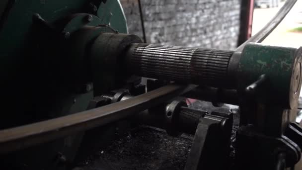 Machine met roterende rollen bochten metalen deel in plant — Stockvideo