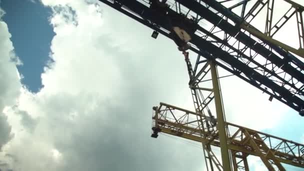 crochets de grue portique et les chaînes se déplacent sur le chantier de construction 