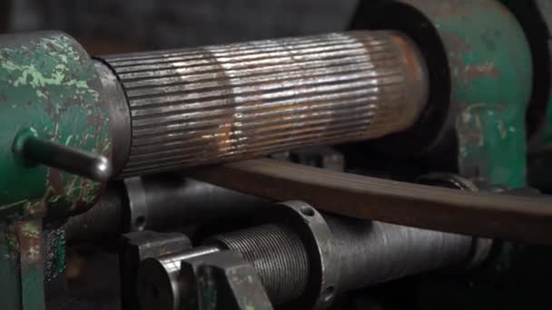 Pino de metal se move através da velha máquina de dobra na oficina — Vídeo de Stock