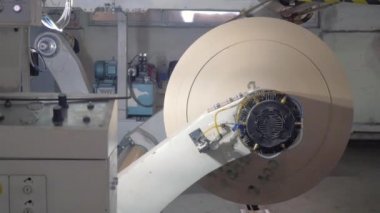 makine atölyede ambalaj kağıdı büyük rulo döndürür